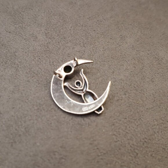 Vintage Sterling Silver Celtic Moon Goddess Pendant with Green Gemstone - Picture 7 of 7